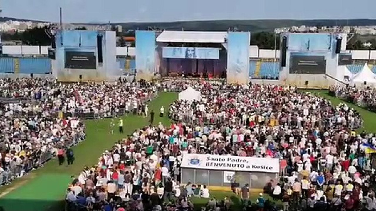 ZÁZNAM: Atmosféra pred stretnutím pápeža s veriacimi na štadióne Lokomotívy v Košiciach