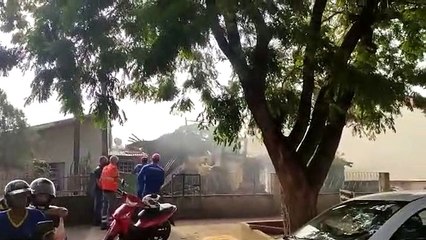 Colegas fazem vaquinha para construir nova casa após família perder imóvel em incêndio