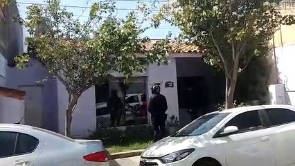 Le exploto la heladera de su negocio y termino con quemaduras en la cara