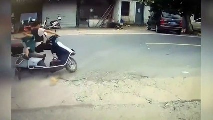 C'était leur jour de chance... grosse chute en scooter