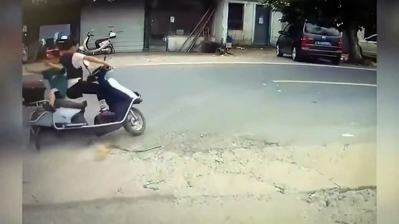 C'était leur jour de chance... grosse chute en scooter