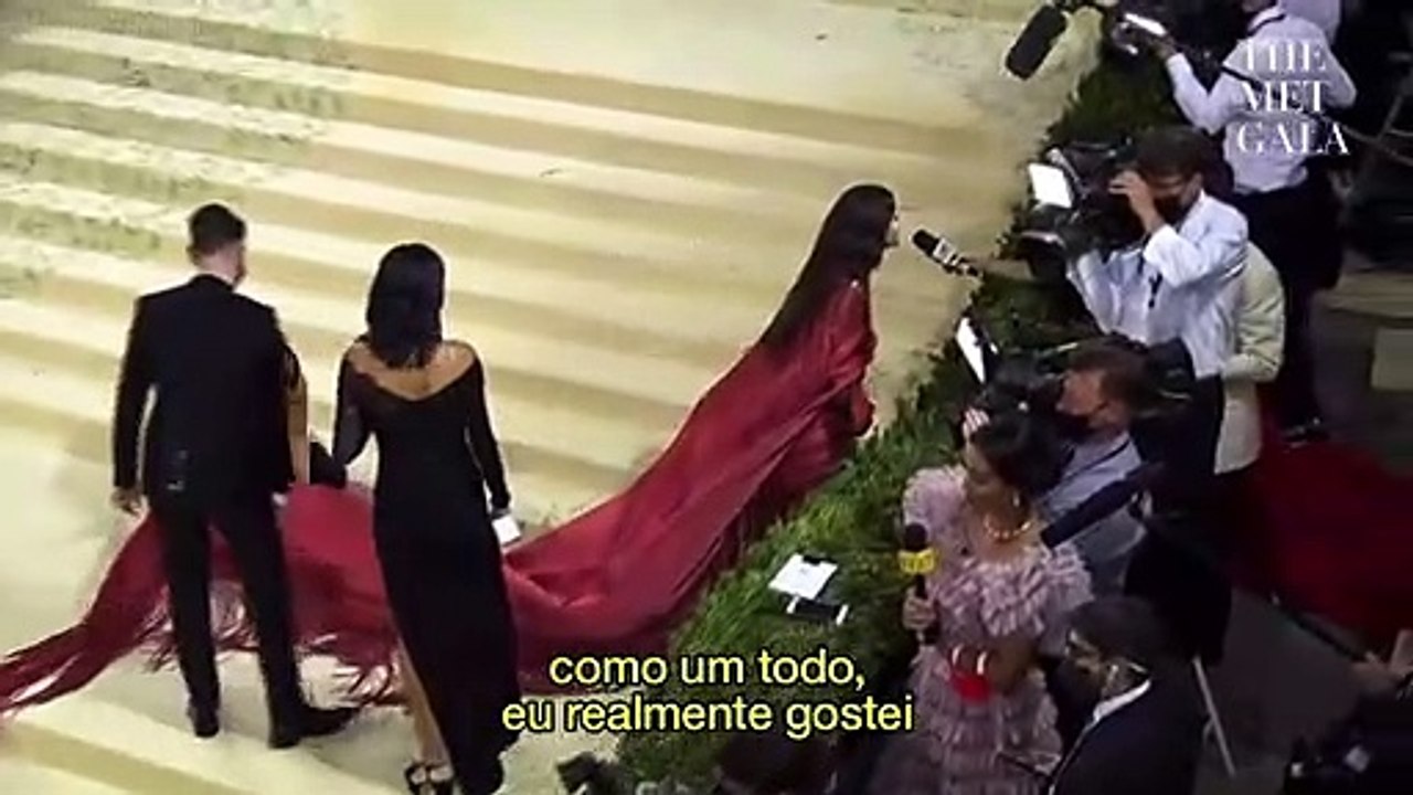 Gigi Hadid em entrevista para Vogue no Met Gala 2021 [LEGENDADO/PT-BR]