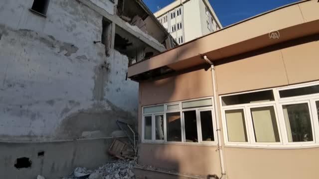 Avcılar'da yıkım sırasında molozlar prefabrik belediye yapısına zarar verdi