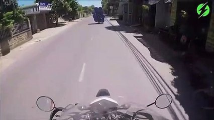 Ce motard transporte des dizaines de tonneaux sur sa moto...  La classe