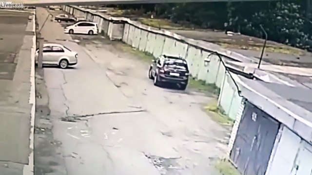 Il se gare dans son garage... et confond le frein et l'accelerateur