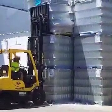 Grosse bêtise de ce conducteur de chariot élévateur