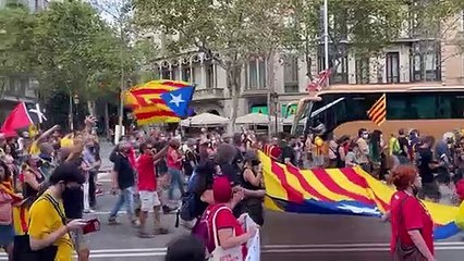 Els manifestants dels CDR criden "1 d'octubre, ni oblit ni perdó"