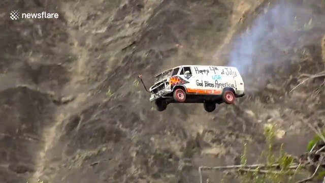 En Alaska ils balancent des voitures pour s'amuser