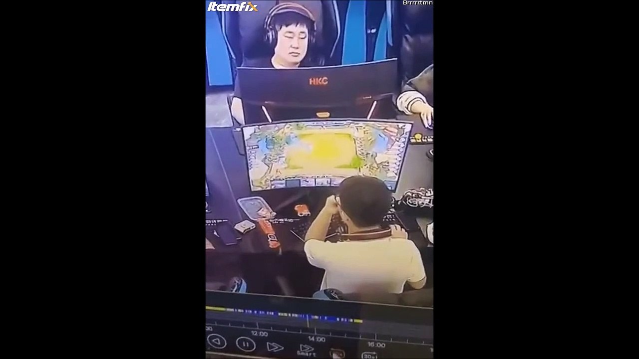 Un gamer un peu trop content casse l'ecran... il est temps de partir d'ici