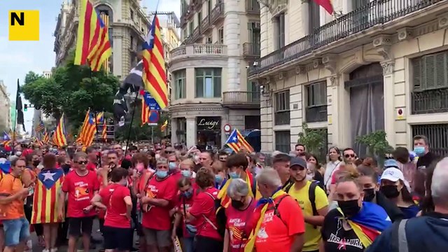Via laietana amb la porta amb plàstic i la gent cridant fora les forces d’ocupació