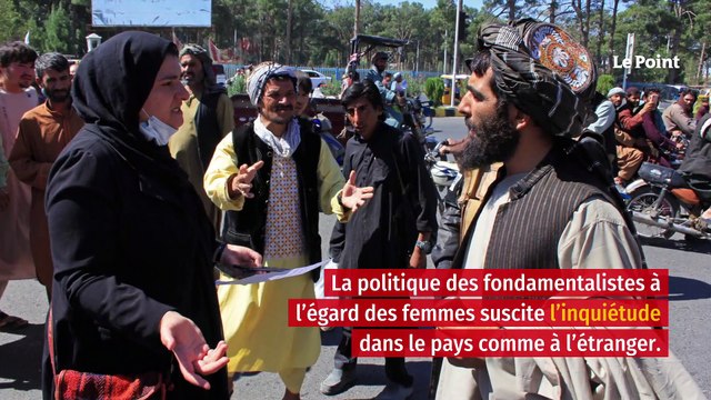 Rassemblement d'Afghanes voilées dans une université de Kaboul en soutien aux talibans