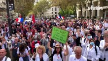 « Mais quelle démocratie fait ça ? » : des soignants manifestent contre l'obligation vaccinale