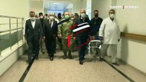 Savunma Bakanı Akar İdlib'te yaralanan askerleri ziyaret etti