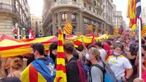 Els manifestants es concentren davant de la comissaria de la policia espanyola