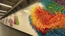 El metro de Nueva York estrena vibrantes murales realizados por el artista Nick Cave