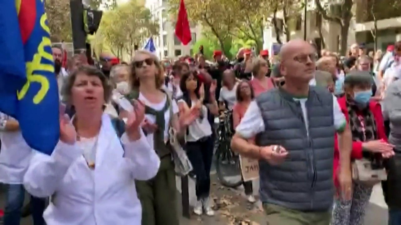 Los sanitarios franceses protestan contra la obligación de vacunarse para poder trabajar