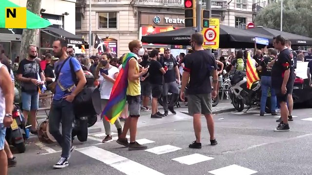 Petards per l'inici de la manifestació de la CUP (imatges Mar Acero)