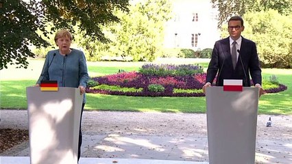Angela Merkel in Polonia: "Attacchi ibridi ai confini UE"
