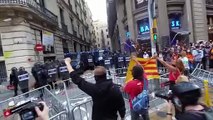 Els manifestants canten els Segadors davant de la comissaria de la Via Laietana