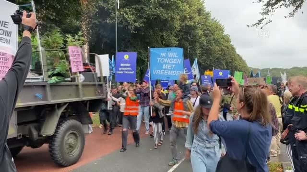 Hollanda'da etkinlik ve eğlence sektörünün tekrar açılması için Kovid-19 önlemleri protesto edildi