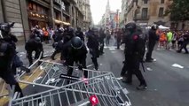 Els antiavalots a la Via Laietana uniformats amb escuts i porres