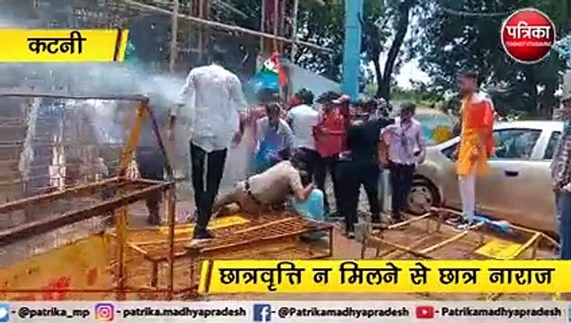 छात्रवृत्ति न मिलने NSUI ने किया तिलक कॉलेज का घेराव, पुलिस ने खदेड़ा
