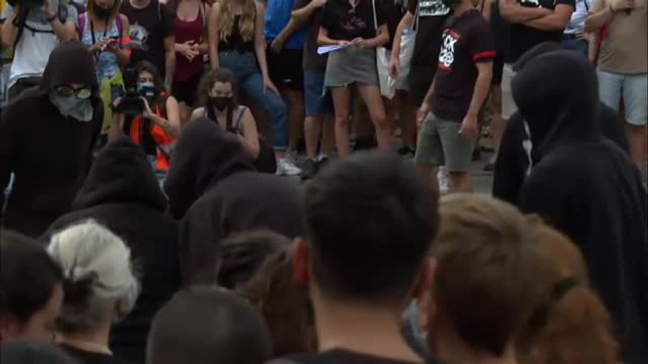 Manifestantes independentistas queman una foto de Aragonés y Pedro Sánchez