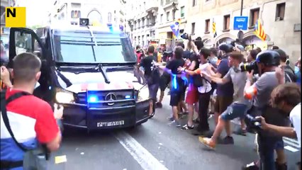 Download Video: Tensió entre els furgons i els manifestants a Via Laietana