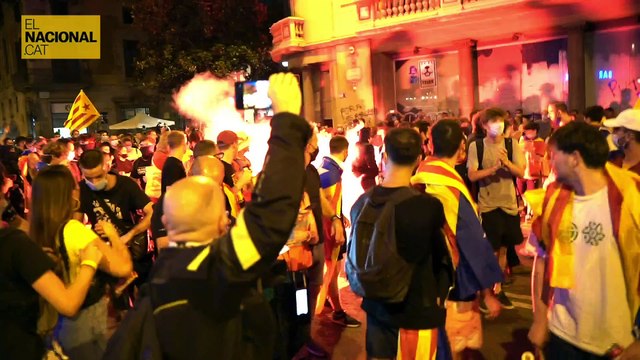 Llançament d'una bengala contra la prefectura de Via Laietana