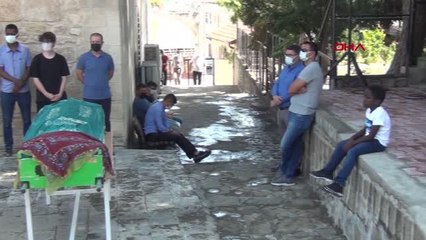 Son dakika... BAKAN ÖZER, YARDIMCISI AHMET EMRE BİLGİLİ'NİN ANNESİNİN CENAZESİNE KATILDI