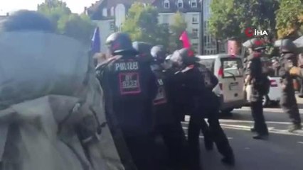 Münih polisinden Uluslararası Otomobil Fuarı'nı protesto eden çevrecilere gazlı müdahale