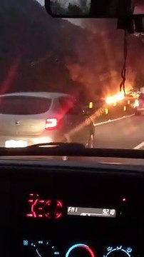 Caminhão carregado com arroz é destruído pelo fogo após acidente na BR-101 em SC