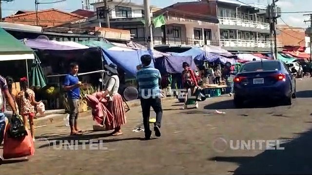 Como jugando al gato y al ratón, comerciantes del antiguo La Ramada se esconden al ver a gendarmes