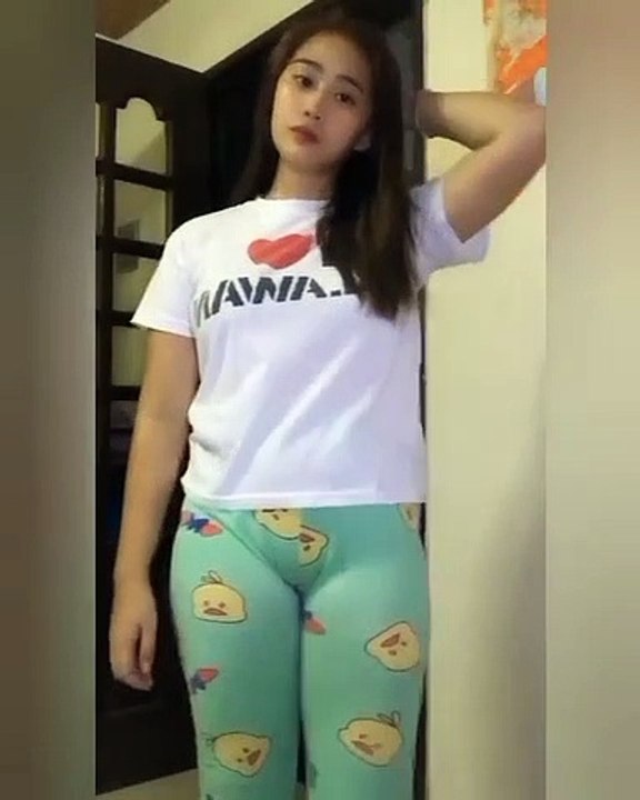 s'exclame une jolie fille se balançant avec enthousiasme sur tiktok tout en tenant un homme et ne peut pas le supporter
