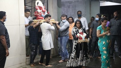 Salman Khan की बहन Arpita और भाई Sohail ने उनके बिना ही किया गणपति विसर्जन | FilmiBeat