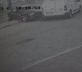 Son dakika haberi! Otomobil kamyonete çarptı, o anlar kamerada