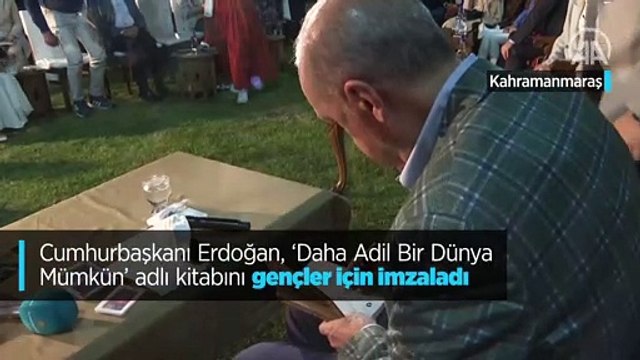 Cumhurbaşkanı Erdoğan, Daha Adil Bir Dünya Mümkün adlı kitabını gençler için imzaladı