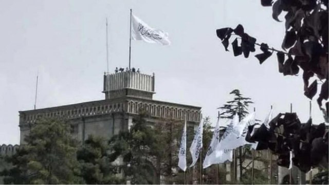 Taliban raise flag over presidential palace in Kabul