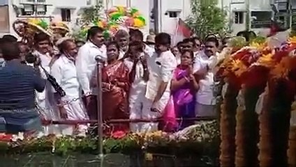 அப்படியே கழுத்தை பிடித்து இழுத்து.. திமுக எம்எல்ஏ கணவரை நெரித்த நிர்வாகி?.. பரபர சம்பவம்..