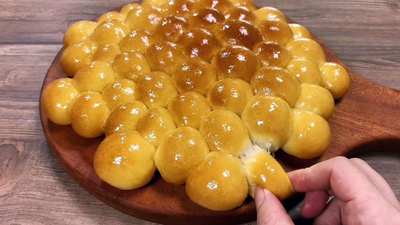 Small bread like a honeycomb.