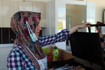 Siparişle müşterilerine ev yemekleri yapan kadın lokantacı oldu