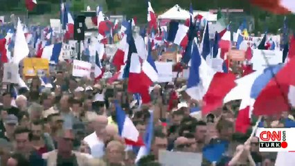 Aşı karşıtlarına sopayla saldırdılar