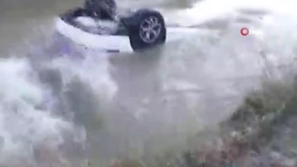 Sulama kanalına düşen otomobilde can pazarı kamerada