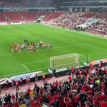 Adeptos do Spartak cantam o nome de Rui Vitória