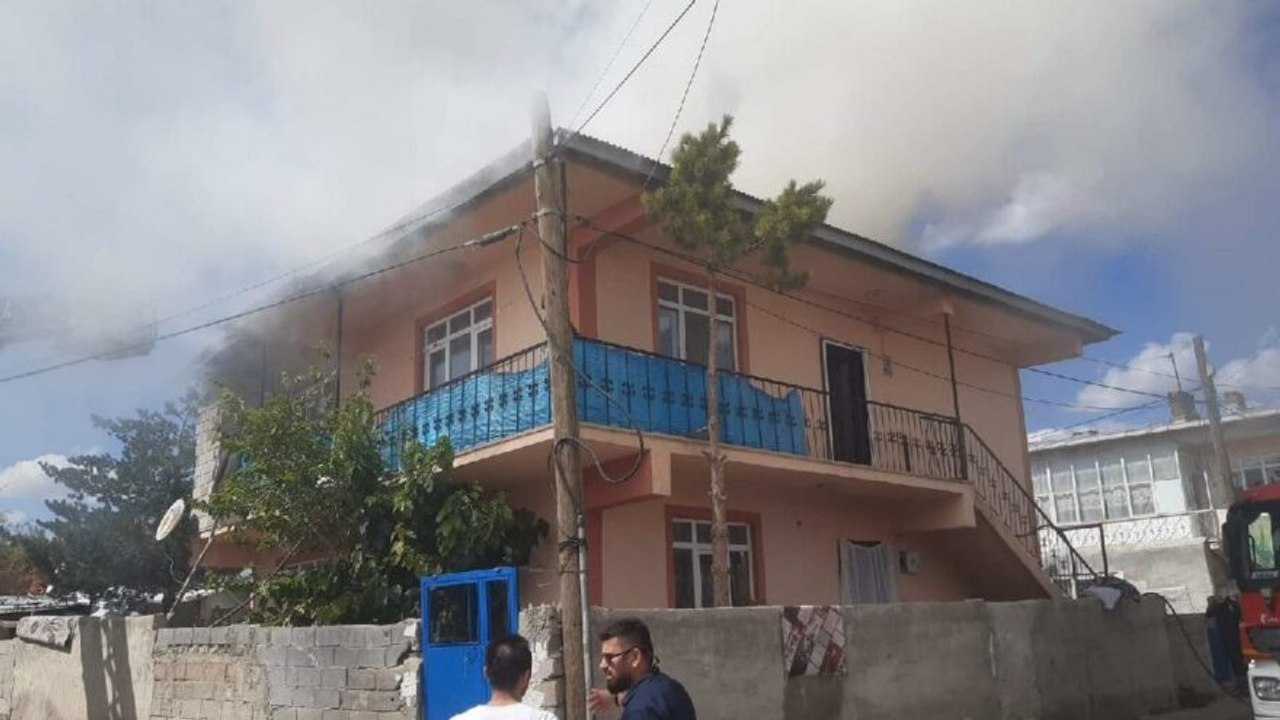 Evin çatısında çıkan yangın paniğe neden oldu