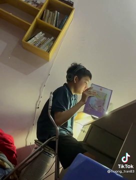 Hay tin cún cưng qua đời, cậu bé bật khóc run rẩy