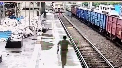 పట్టాలపై మతిస్థిమితం లేని మహిళను కాపాడిన పోలీస్‌