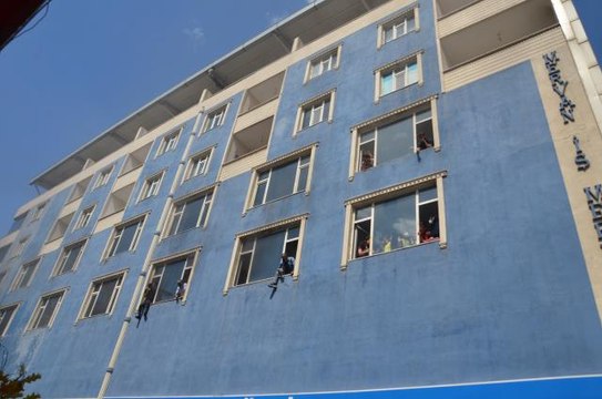 6 katlı binada çıkan yangında mahsur kalanlar itfaiye ekiplerince kurtarıldı