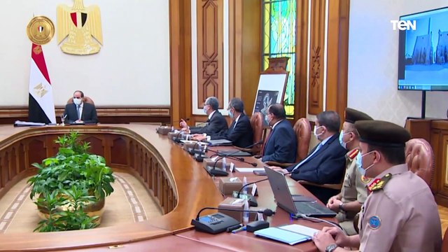الرئيس السيسي يجتمع برئيس مجلس الوزراء وعدد من الوزراء والمسئولين