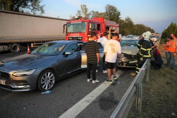 Anadolu Otoyolu'nda iki otomobilin çarpışması sonucu 1'i çocuk 4 kişi yaralandı